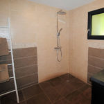 salle de bain avec duche maison forestière de bellevue